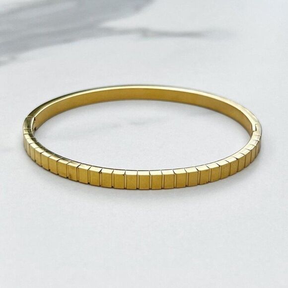 New! “Joni” Gold Ribbed Bracelet - Picture 1 of 2